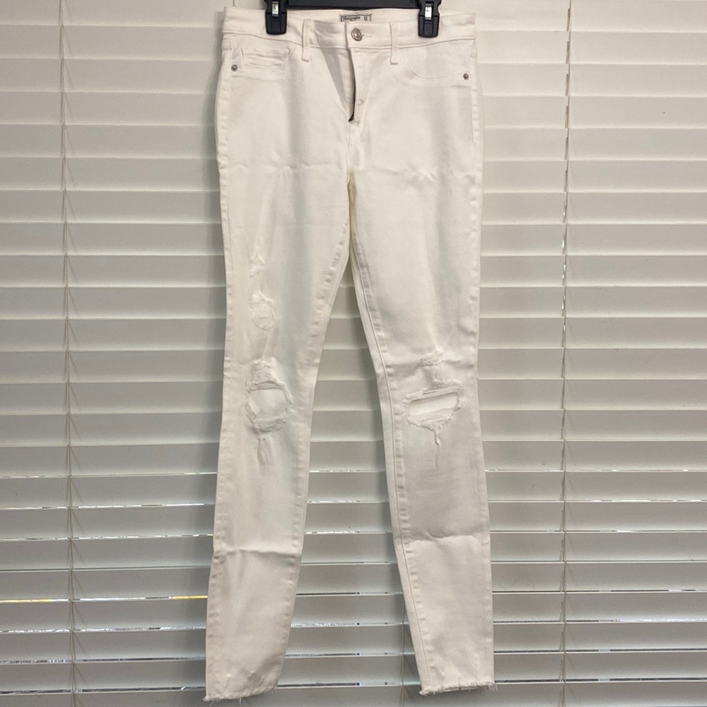 NWOT Abercrombie white distressed skinny jeans size 27